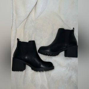 Soda Chelsea Boots